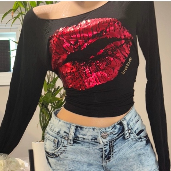 NWOT Bebe Black Long Sleeve Top with shiny Red Lip KISS Print - Picture 1 of 8